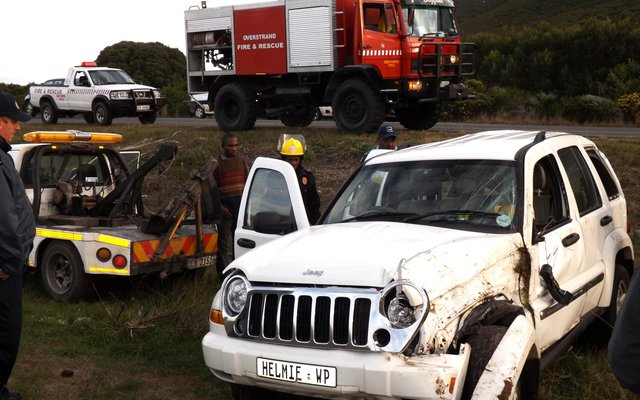 Die voertuig van Amanda de Vries, eggenote van wyle Helmie de Vries, wat â€˜n dag na die roudiens naby Franskraal gerol het. Amanda sÃª sy het op die gruis langs die pad afgegaan en die stuurwiel te vinnig teruggeruk, waarna die voertuig gerol het en op die sykant tot stilstand gekom. Amanda is ongedeerd en sterkte word haar toegewens met die skok van die ongeluk kort na Helmie se afsterwe.   